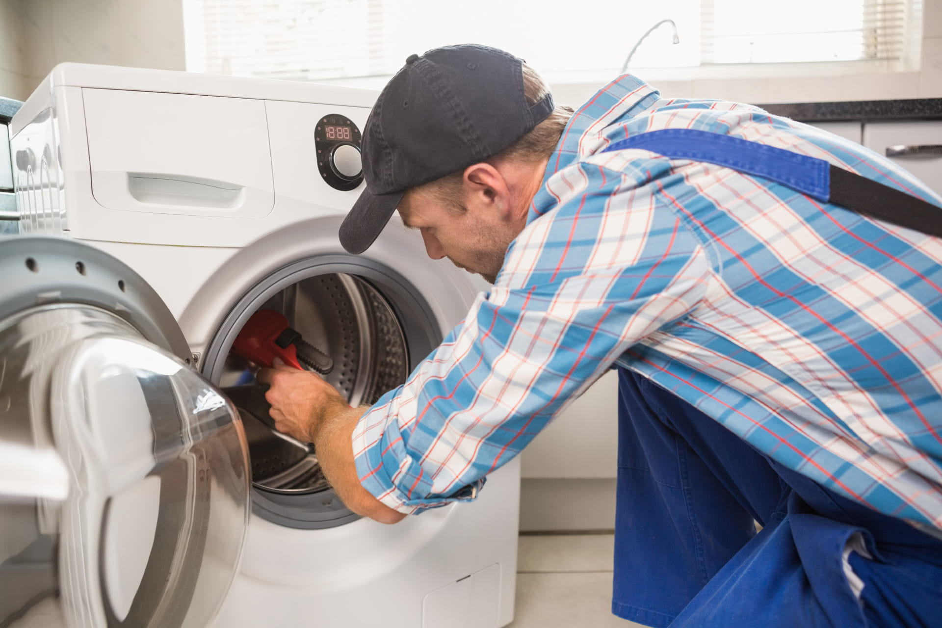handyman-fixing-washing-machine-2